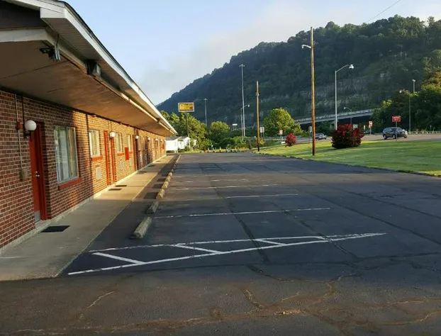 Budget Host Inn Charleston hotel detail image 1