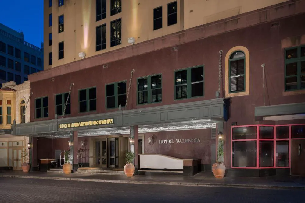 Hotel Valencia Riverwalk hotel hero