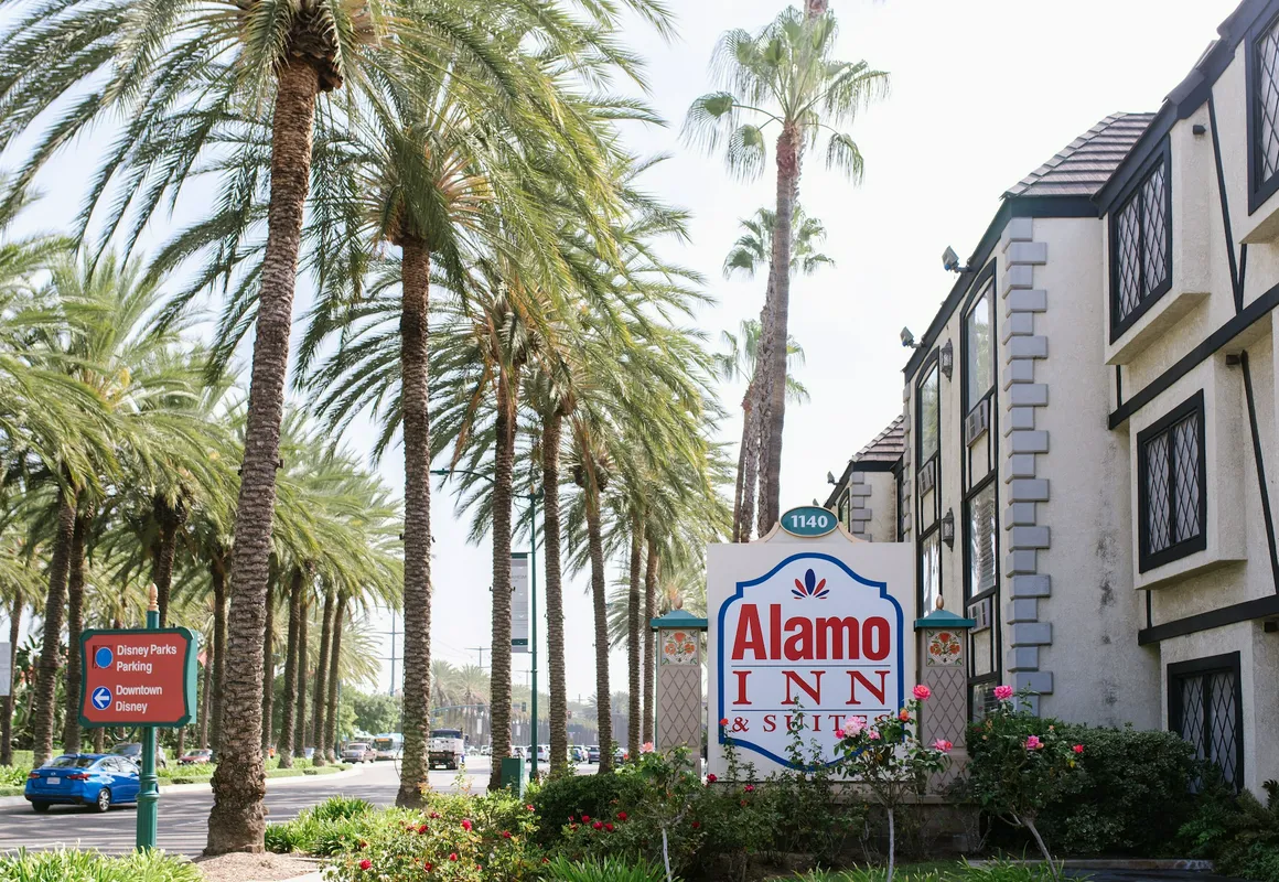 Alamo Inn & Suites hotel hero