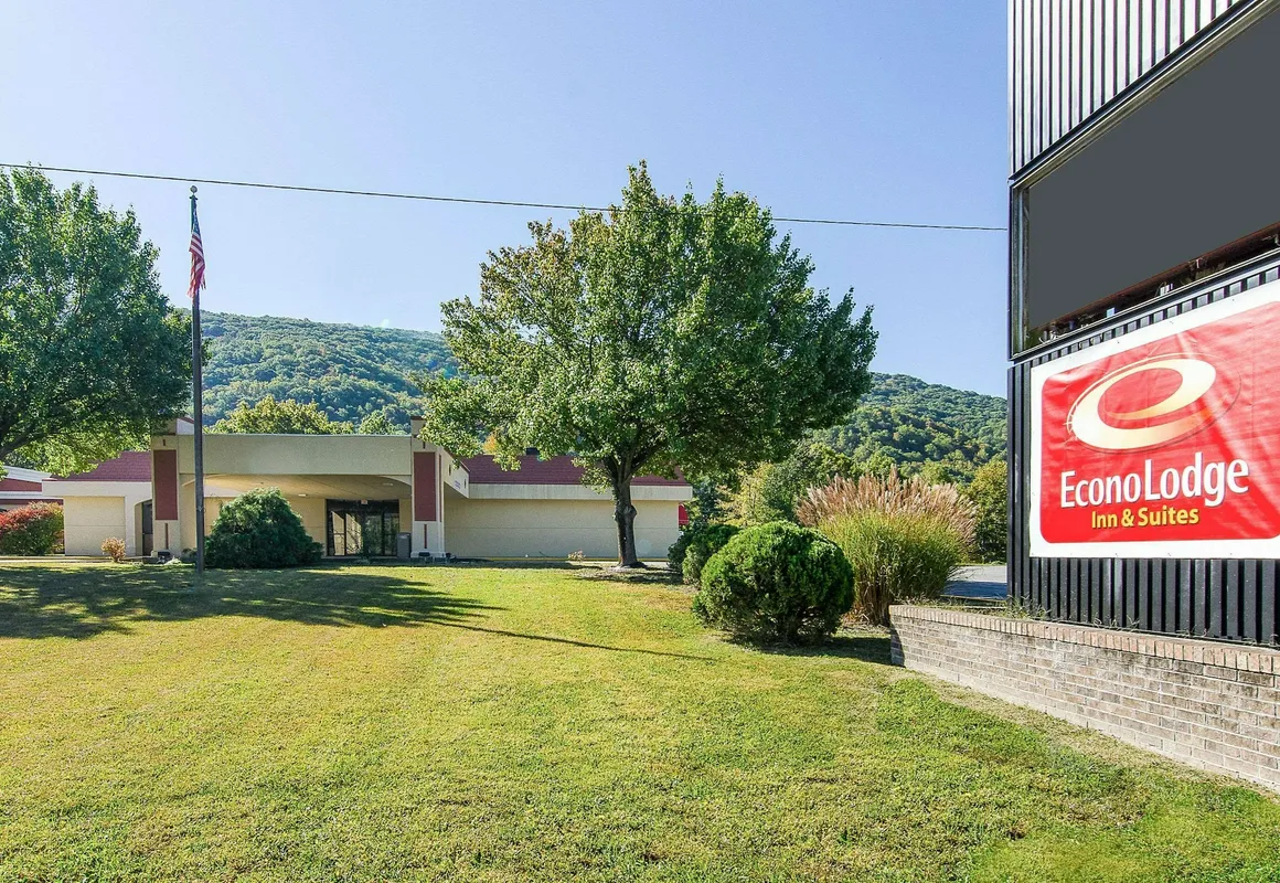 Econo Lodge Inn & Suites hotel hero