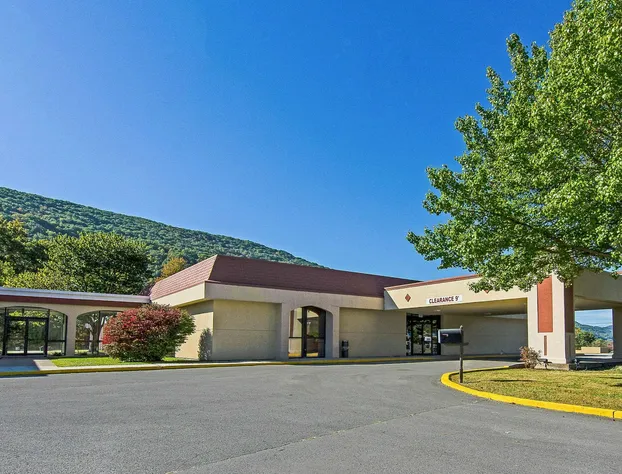 Econo Lodge Inn & Suites hotel detail image 1