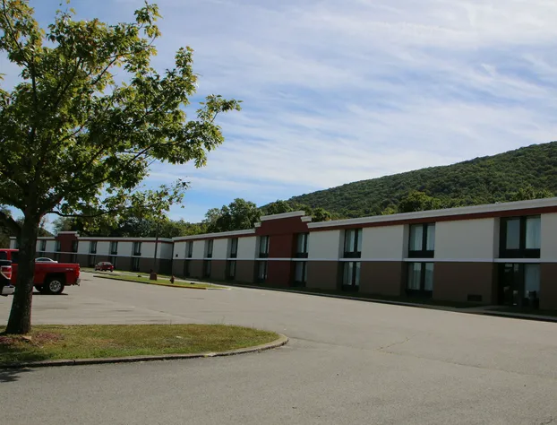 Econo Lodge Inn & Suites hotel detail image 2