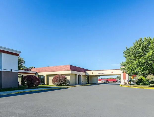 Econo Lodge Inn & Suites hotel detail image 3