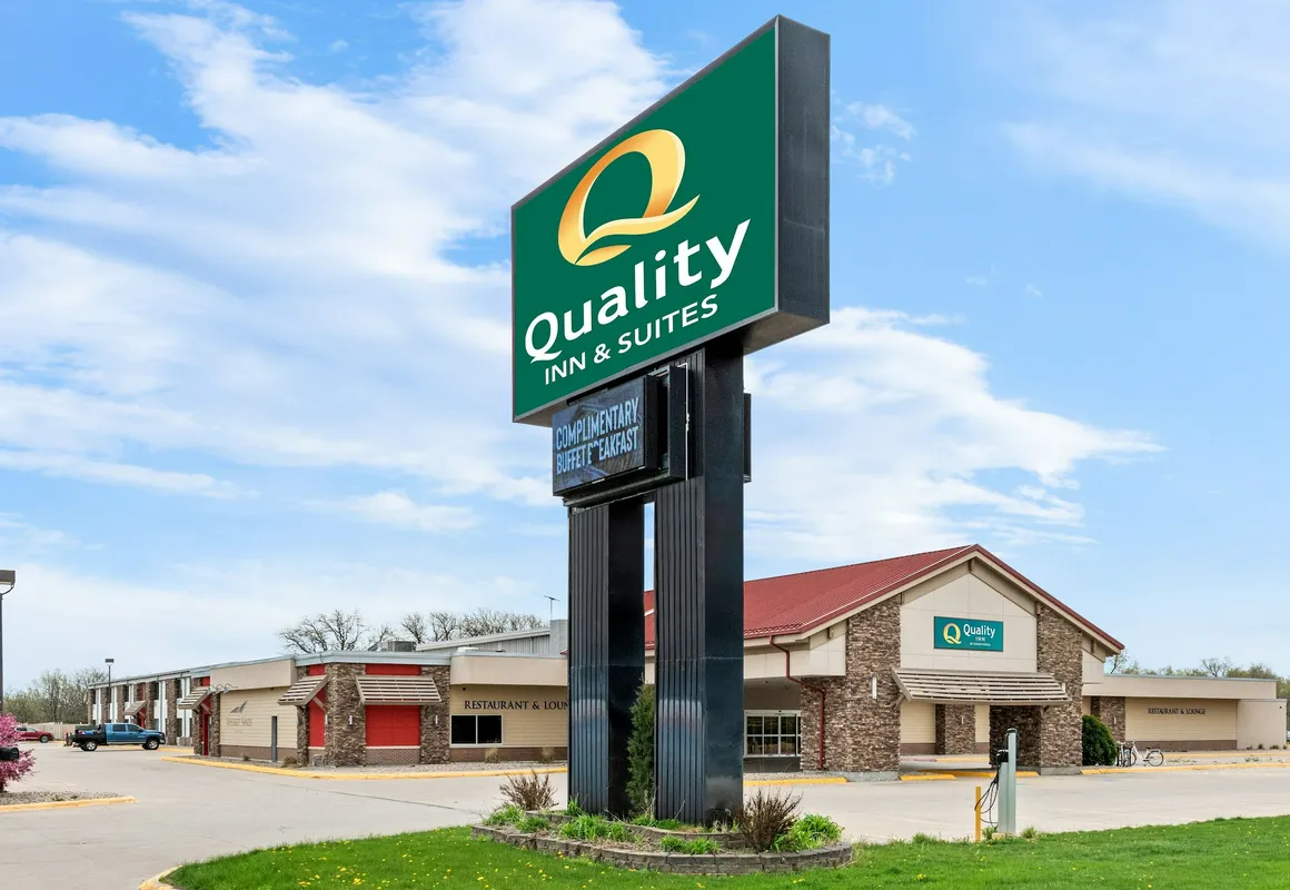 Quality Inn & Suites Columbus hotel hero