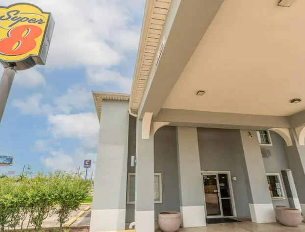 Super 8 by Wyndham Lake Charles Northeast hotel detail image 1