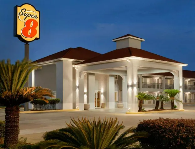 Super 8 by Wyndham Lake Charles Northeast hotel detail image 1