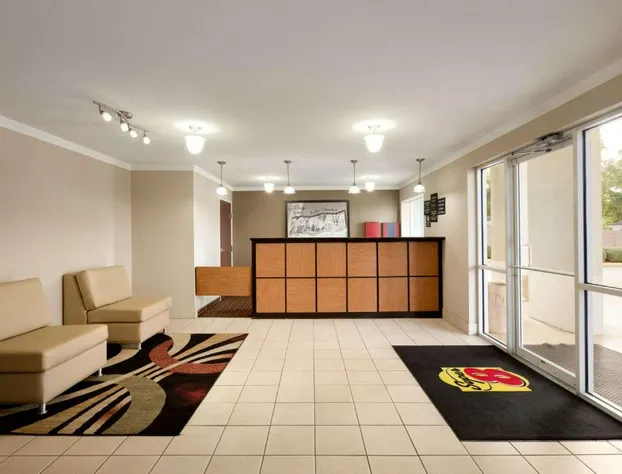 Super 8 by Wyndham Lake Charles Northeast hotel detail image 3