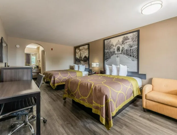 Super 8 by Wyndham Lake Charles Northeast hotel detail image 4