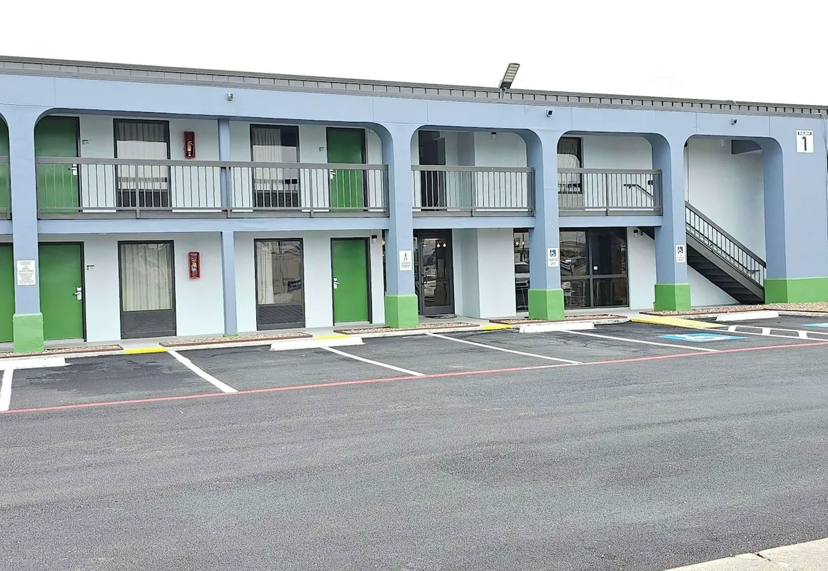 Knights Inn Victoria hotel hero