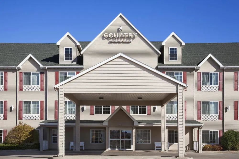 Country Inn & Suites by Radisson Bismarck Waterpark hotel hero