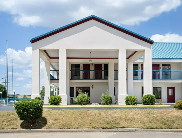 Econo Lodge Canton I-55 hotel detail image 2