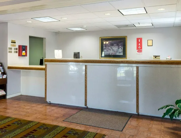 Econo Lodge Canton I-55 hotel detail image 3