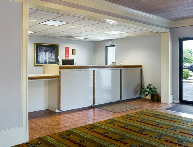 Econo Lodge Canton I-55 hotel detail image 4