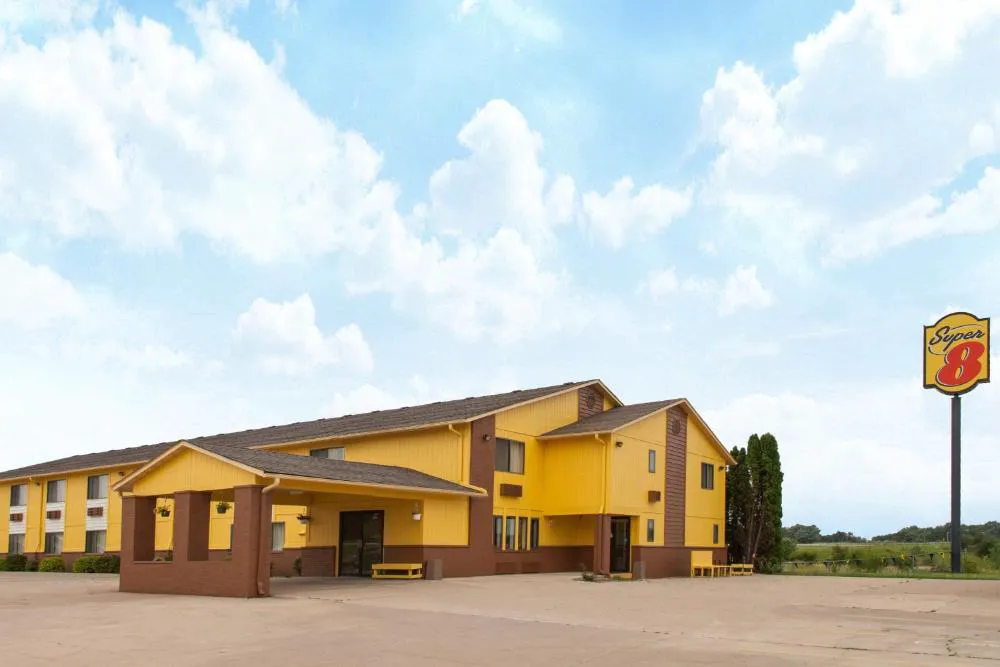 Super 8 by Wyndham Anamosa IA hotel hero