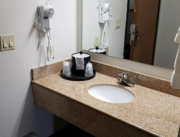 Econo Lodge Cedar Rapids South hotel detail image 2