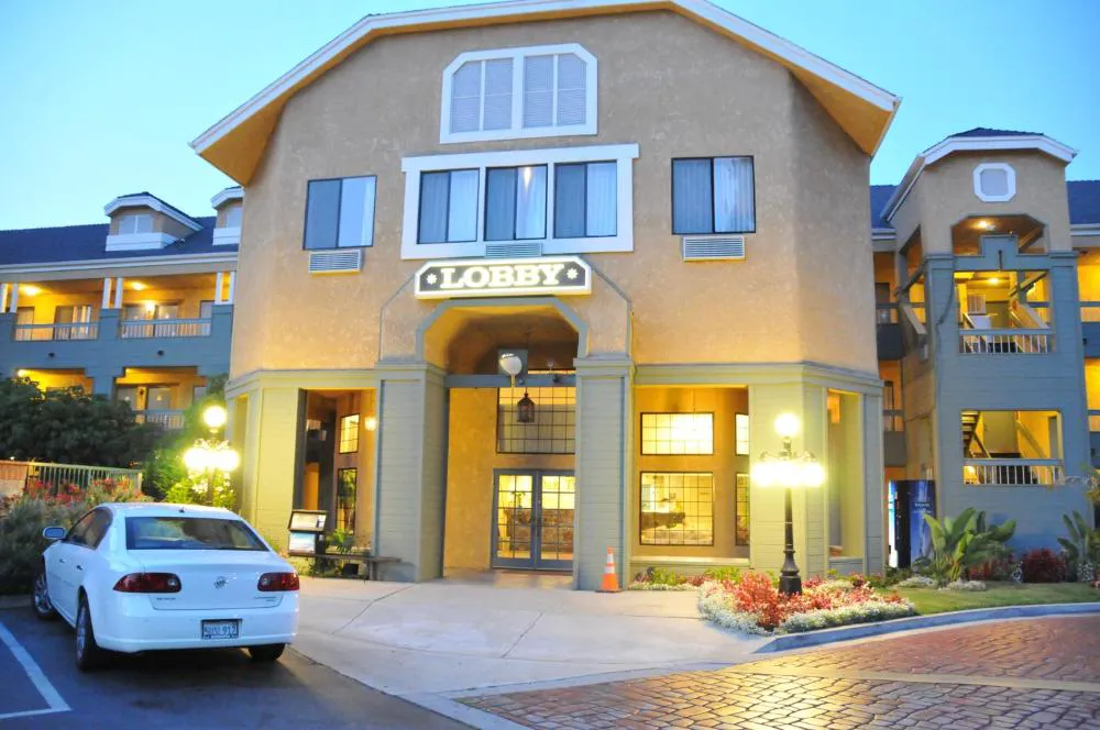 Oak Tree Inn hotel hero