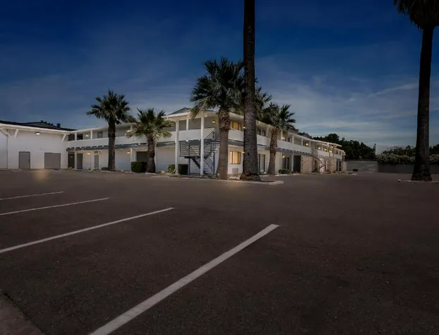 HomeTowne Studios by Red Roof Yuba City Bonanza – Marysville hotel detail image 1