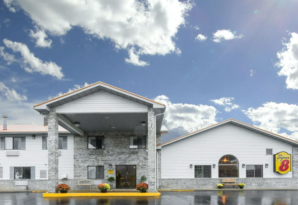 Super 8 by Wyndham Gallipolis Pt Pleasant Area hotel hero