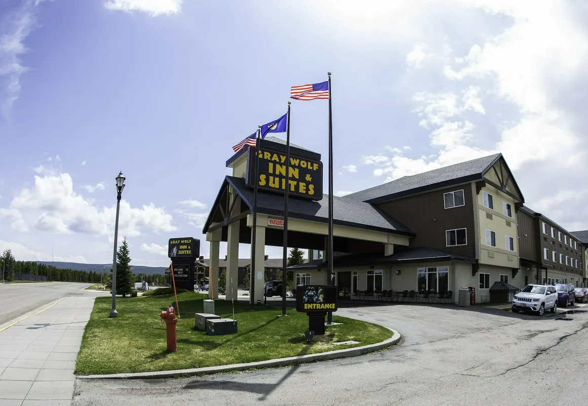 Gray Wolf Inn & Suites hotel hero
