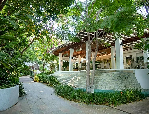 Sunset Marquis hotel detail image 2