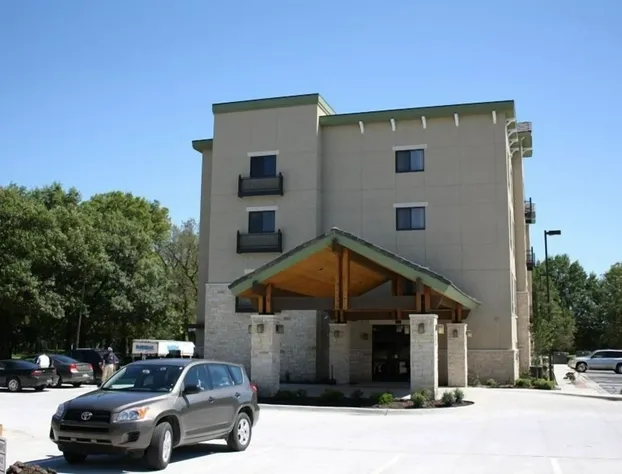 Parkwood Inn & Suites hotel detail image 2