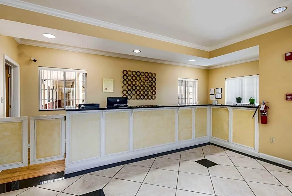 Econo Lodge Inn & Suites Bryant hotel hero