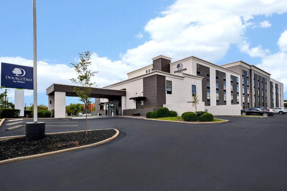 DoubleTree by Hilton St. Louis Airport hotel hero