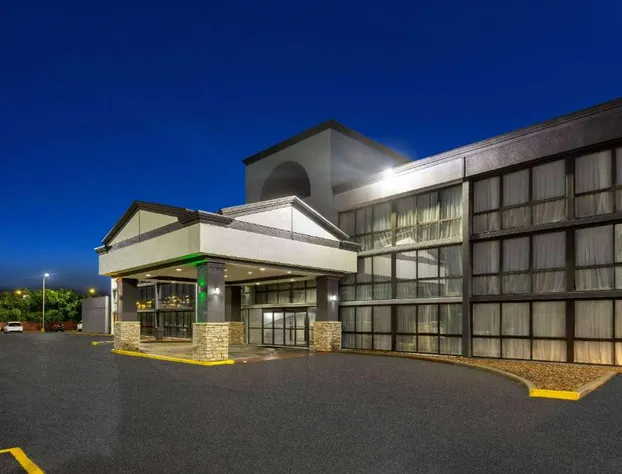 Wingate by Wyndham Kansas City hotel detail image 2