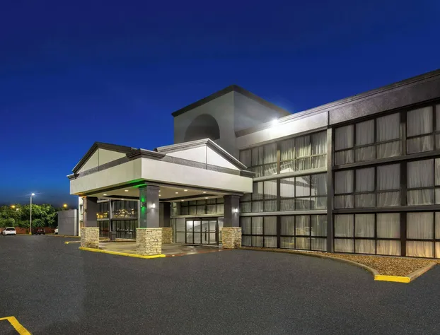 Wingate by Wyndham Kansas City hotel detail image 1