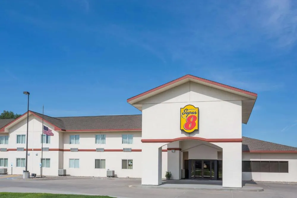 Super 8 by Wyndham Alma hotel hero