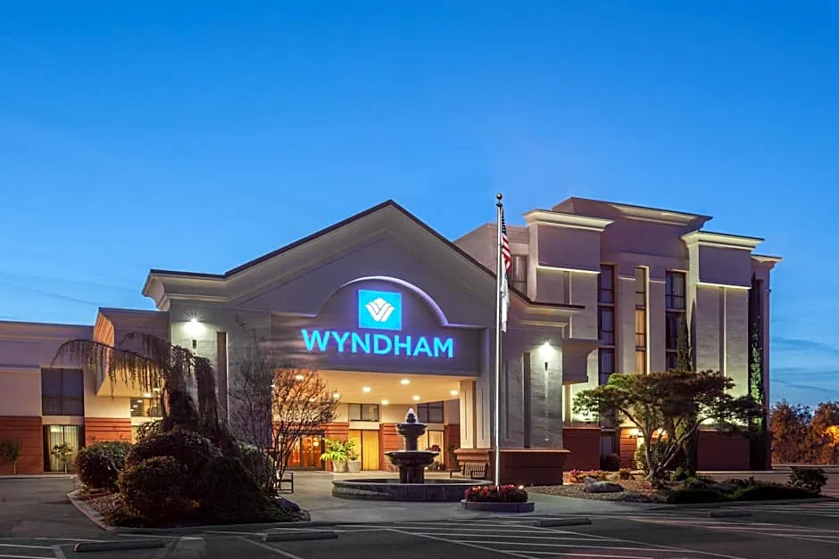 Wyndham Visalia hotel hero