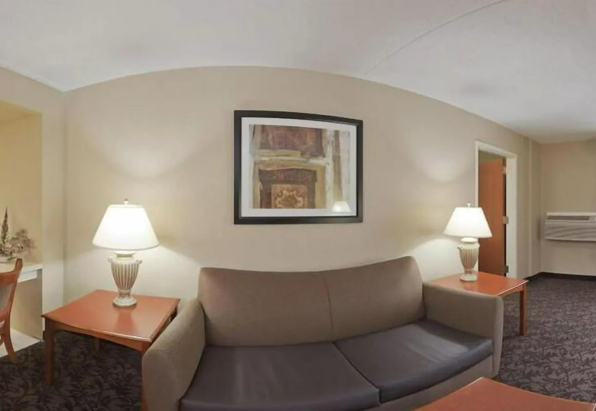 Quality Inn & Suites Downtown Mansfield hotel hero