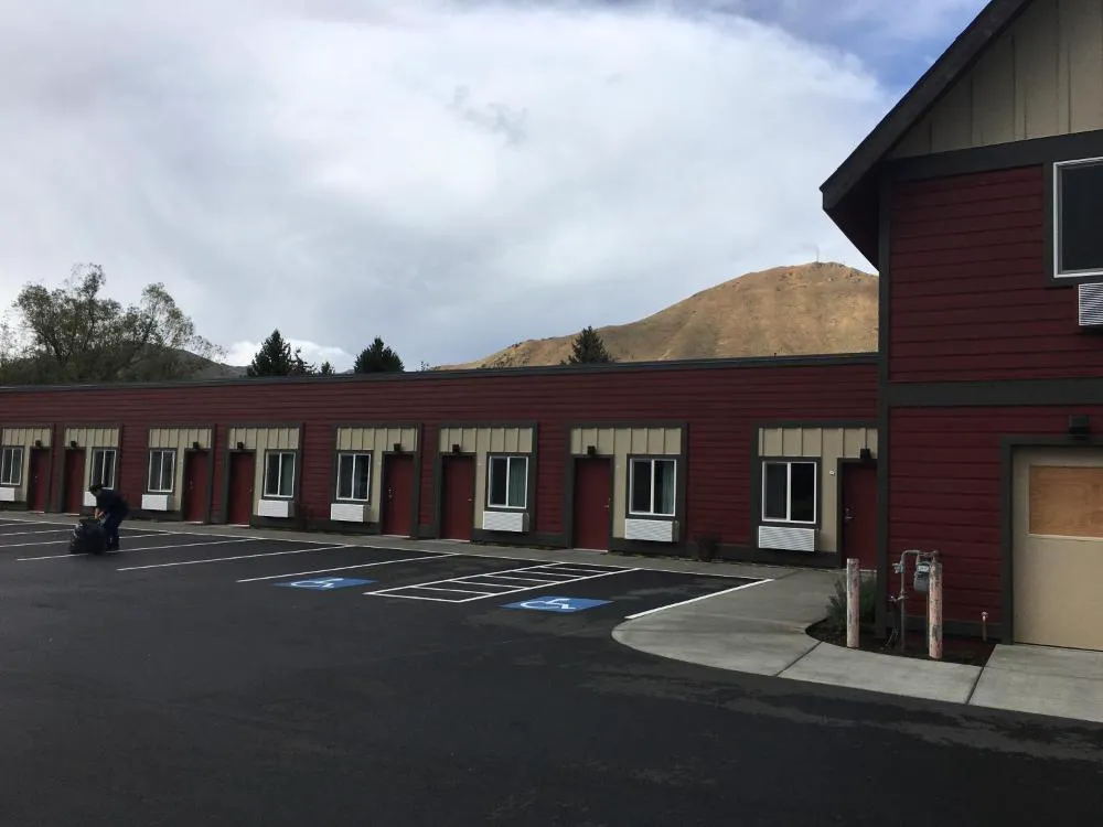 Airport Inn hotel hero