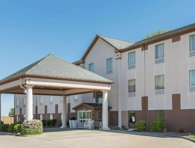 Seasons Inn & Suites Highland hotel detail image 1