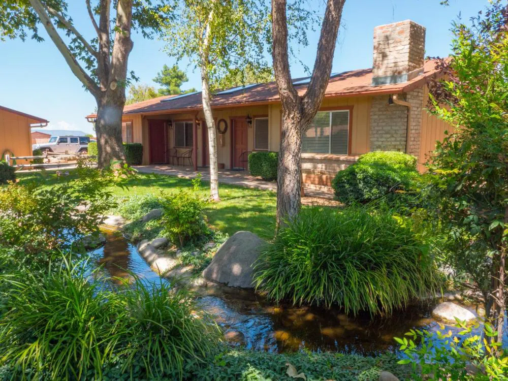 Sky Ranch Lodge hotel hero