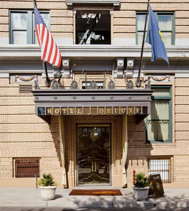 Hotel deLuxe hotel hero