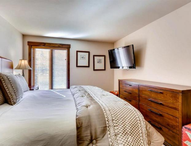Luxury Ski In Ski Out 1 Bedroom At Eagle Bahn Gondola hotel detail image 4