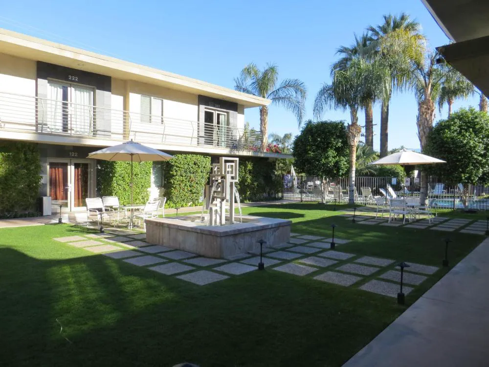 7 Springs Inn & Suites hotel hero