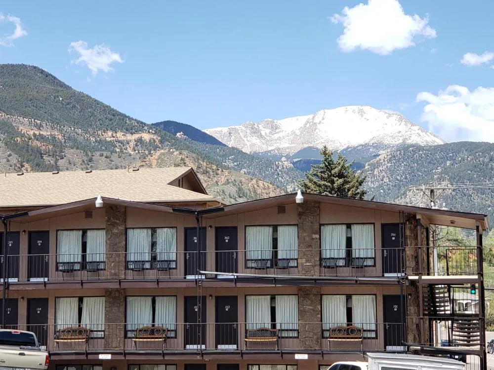 Silver Saddle Motel hotel hero