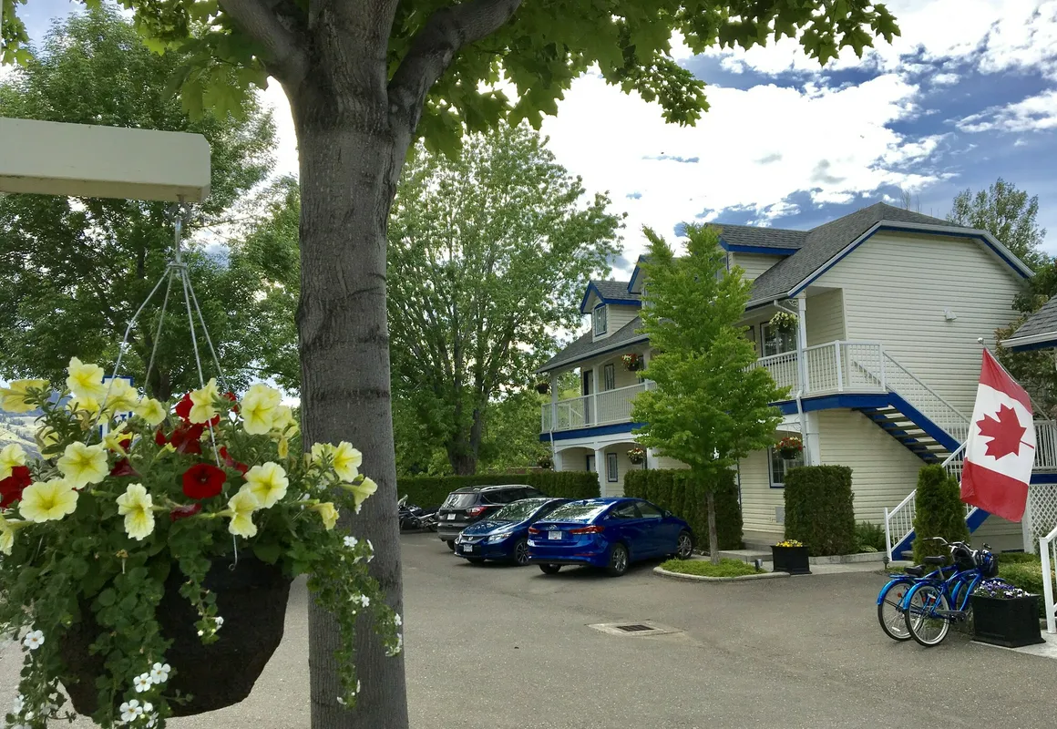 Lakeside Country Inn hotel hero