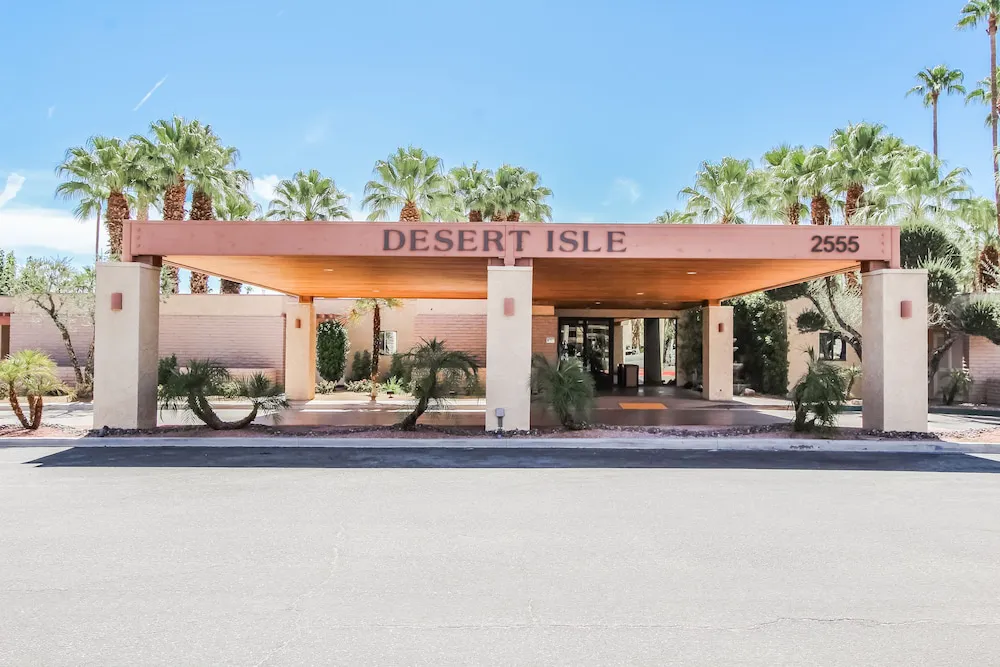 Desert Isle of Palm Springs hotel hero