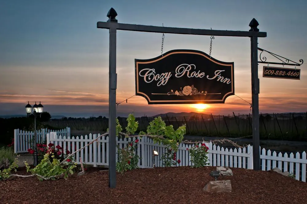 Cozy Rose Inn hotel hero