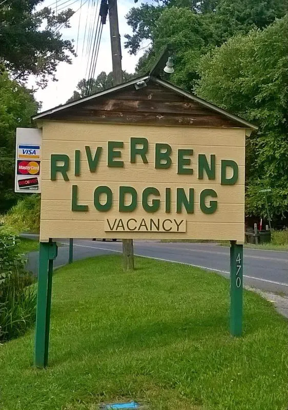 Riverbend Lodging hotel hero
