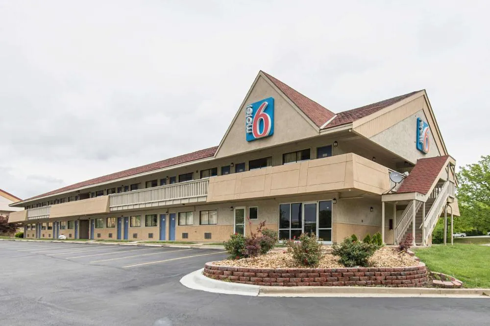Motel 6 Overland Park, KS hotel hero