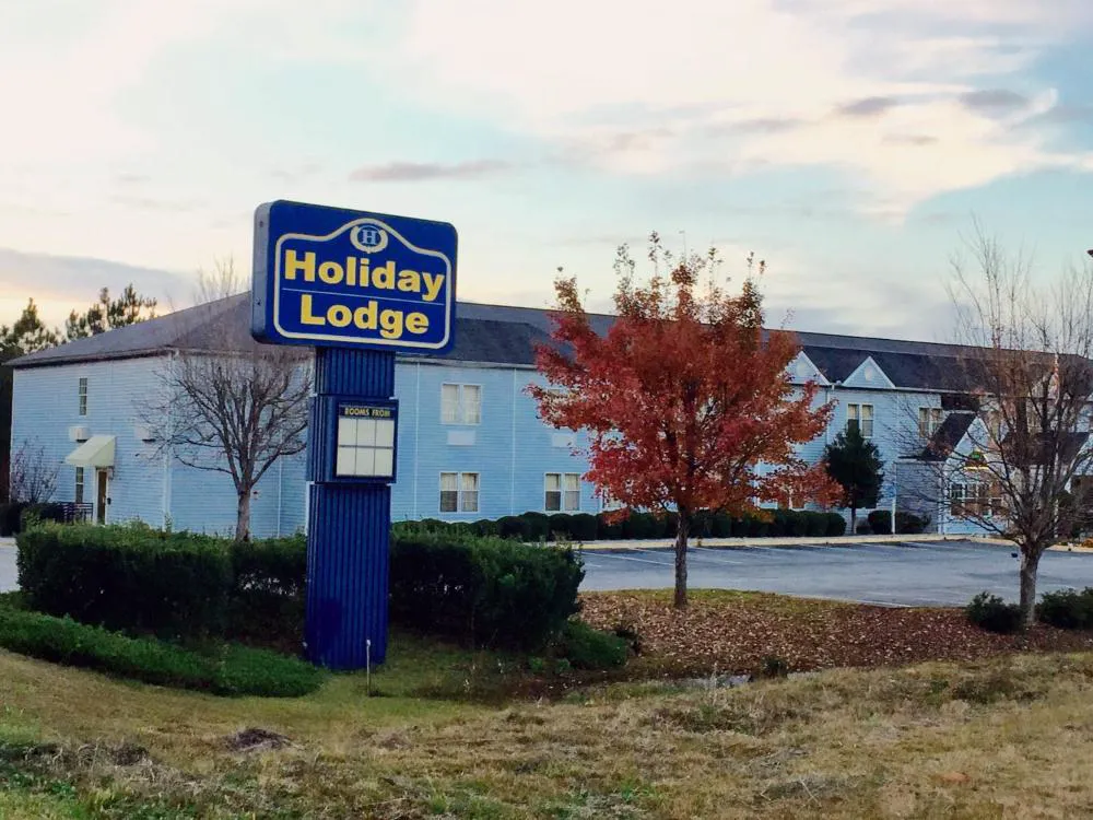 Holiday Lodge hotel hero