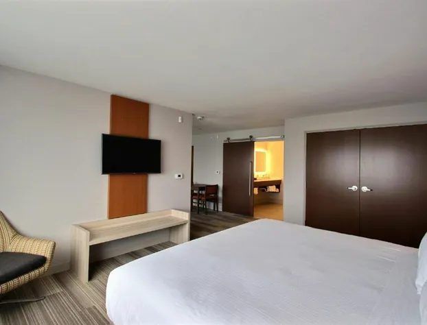 Holiday Inn Express & Suites Fond Du Lac by IHG hotel detail image 3