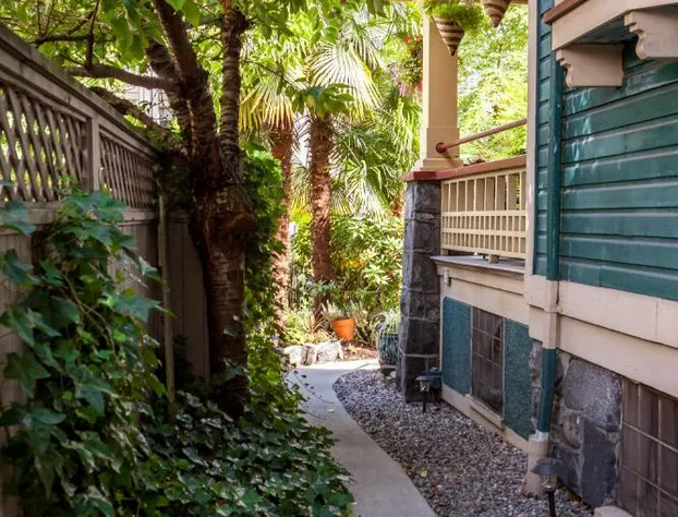 O Canada House hotel detail image 3