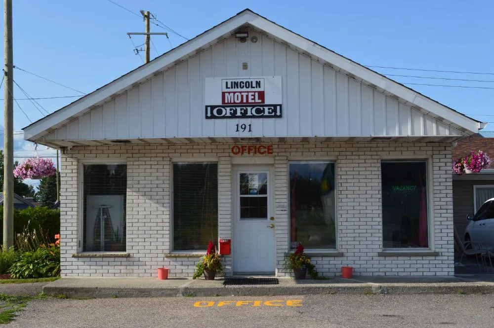 Lincoln Motel hotel hero