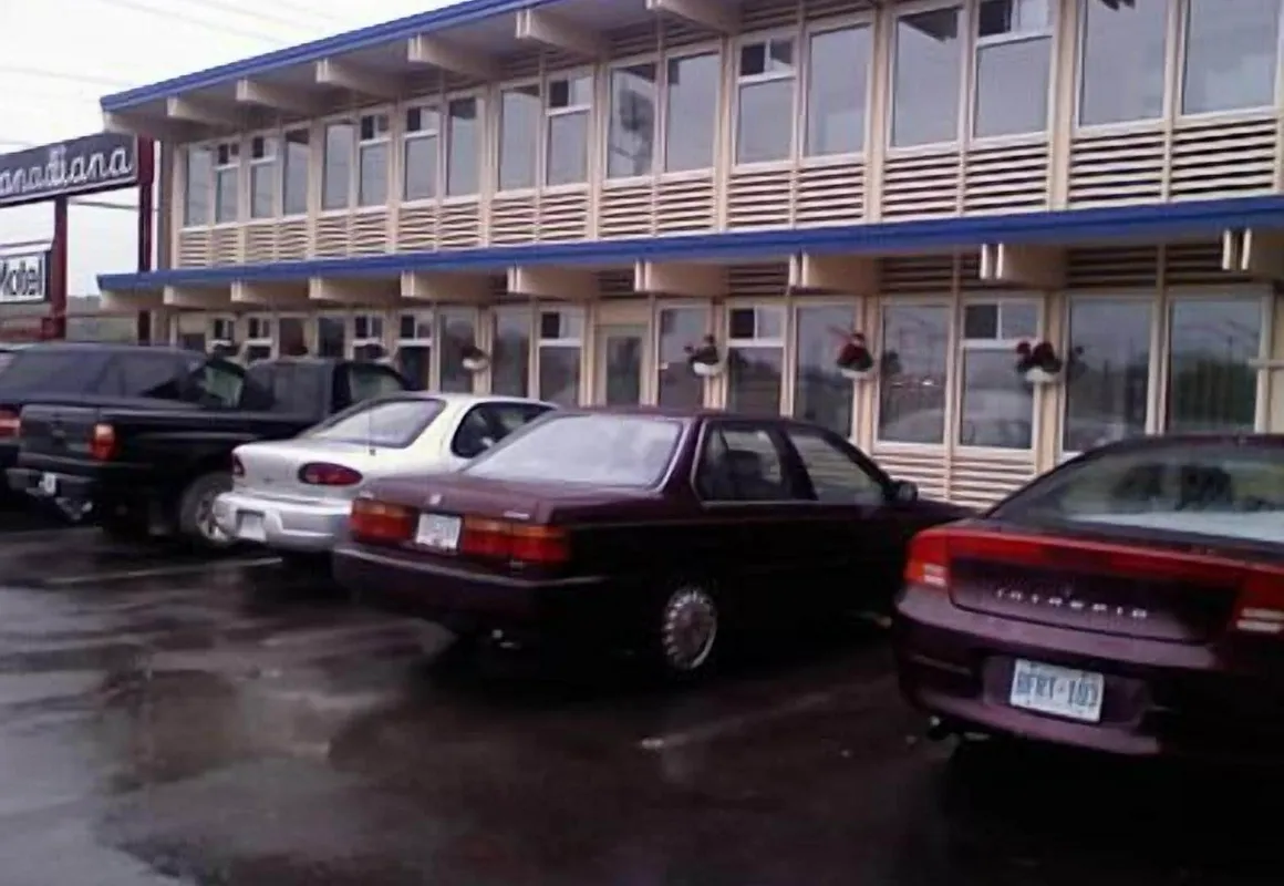 Canadiana Motel hotel hero