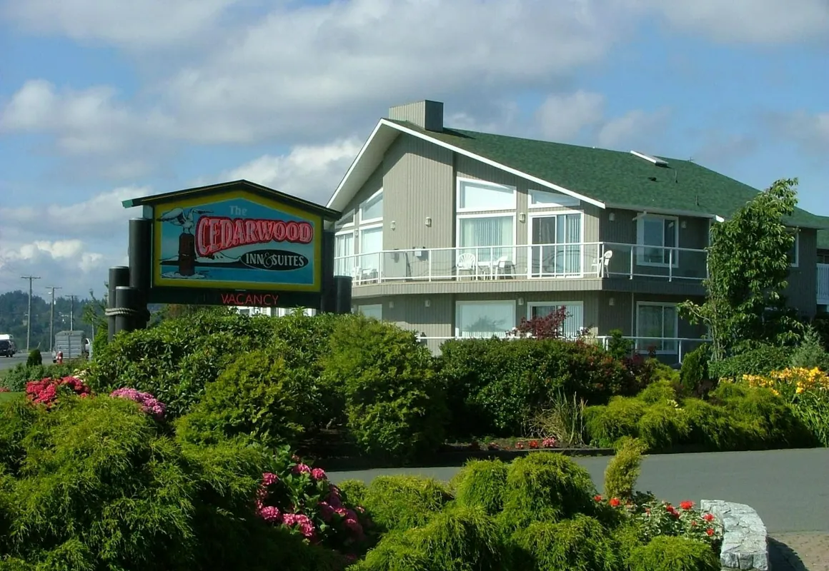 The Cedarwood Inn & Suites hotel hero